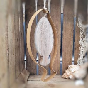 Exklusiver Fisch aus Treibholz im dekorativen Metallrahmen