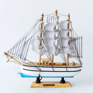 Detailreiches Segelboot / Dreimaster in – 23 x 4.5 x 23 cm – Gestreifte Segel