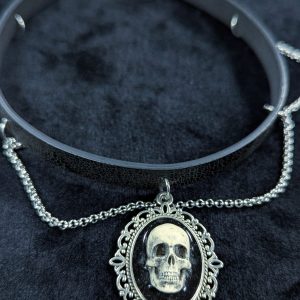 Mystery Creation Camee Choker Totenschädel mit Ketten weiß