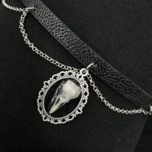 Mystery Creation Camee Choker Rabenschädel mit Ketten weiß