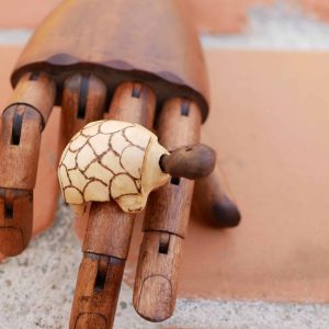 Handgefertigter Ring aus Baumperlen mit beweglichem Kopf