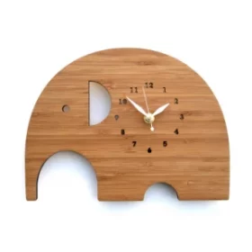 Große Designerwanduhr mit eleganter Holzgravur