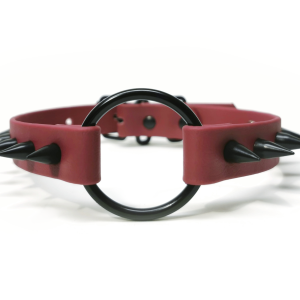 Sacred Sins Weinroter Choker mit mittigem O-Ring und Nieten