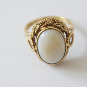 Wunderschöner großer weißer Opal oval in Ring mit filigraner Verzierung Gold 585